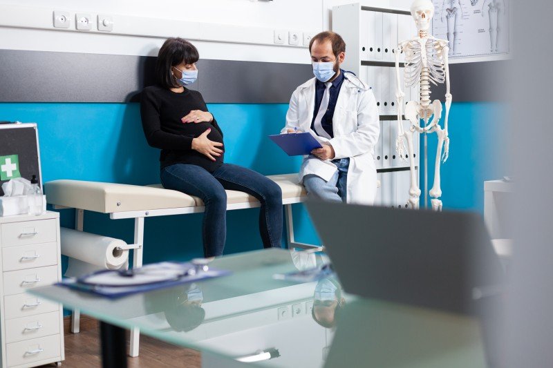 Pregnant woman consulting with a gynecologist during a prenatal check-up at the best gynecology centre in Punjabi Bagh.